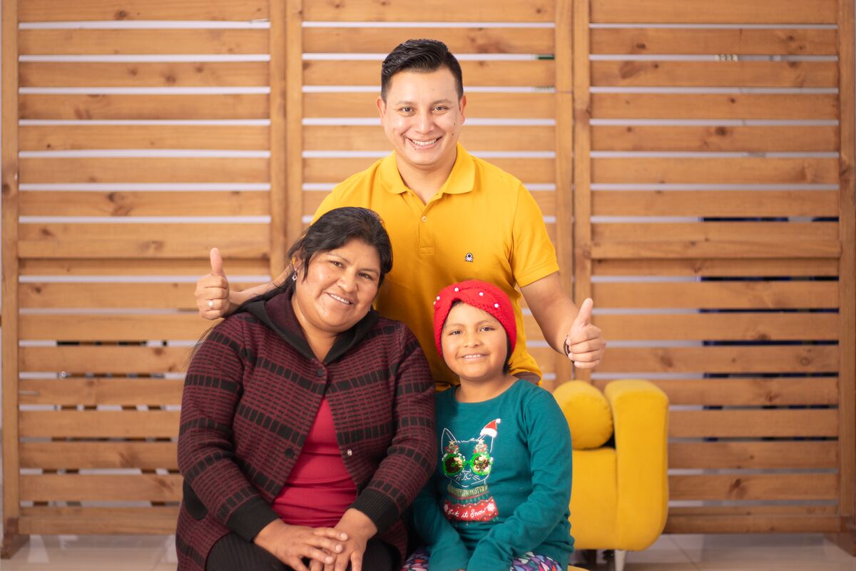 Voluntarios de MCI Arequipa ayudando a niños con cáncer