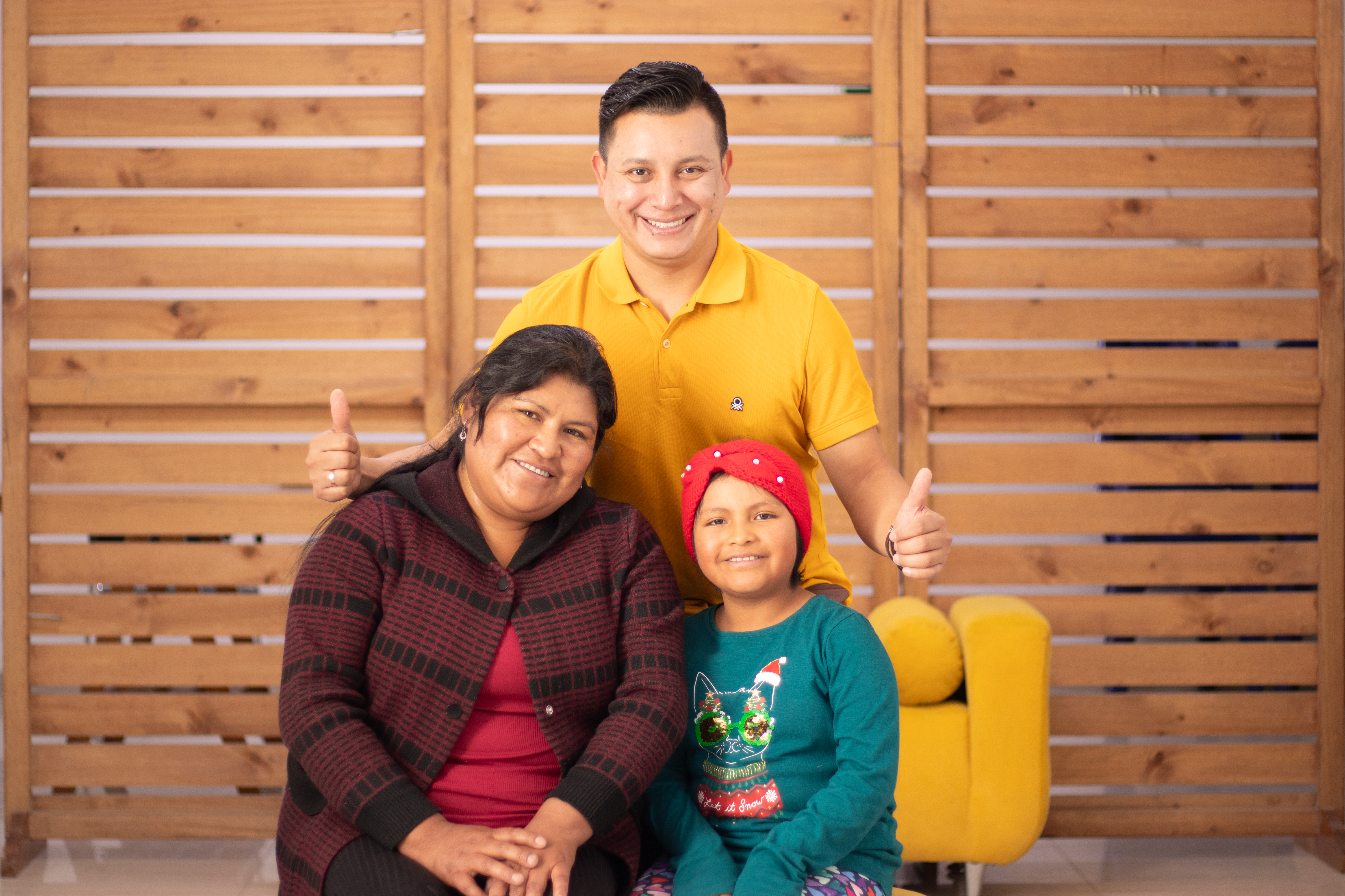 Voluntarios de MCI Arequipa ayudando a niños con cáncer